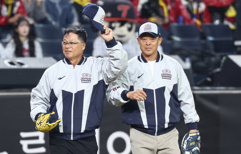 한화 이글스의 1999년 한국시리즈 우승을 이끈 구대성과 조경택이 29일 대전 한화생명볼파크에서 열린 프로야구 2025 신한 SOL뱅크 KBO 포스트시즌 한국시리즈 3차전 LG 트윈스와 한화 이글스의 경기에 앞서 시구·시포를 위해 이동하고 있다. 2025.10.29/뉴스1 ⓒ News1 김도우 기자