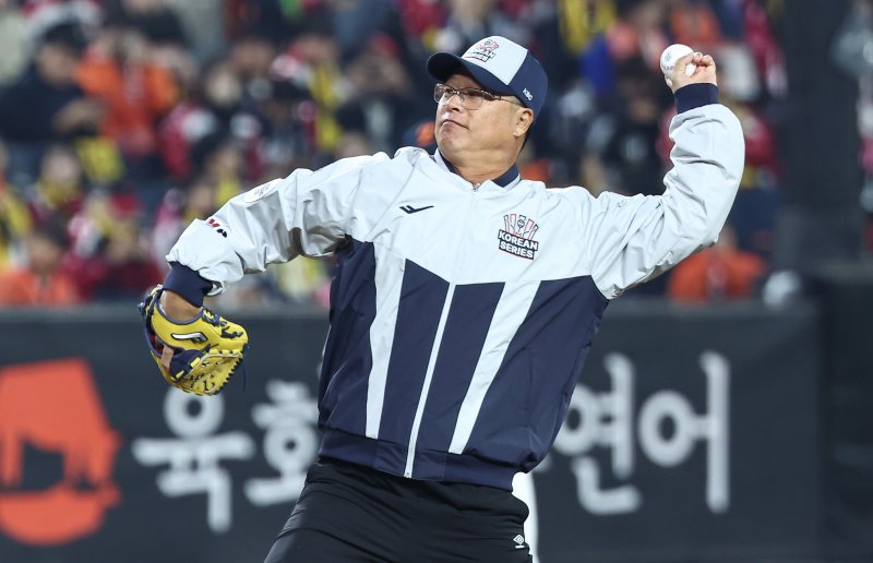 한화 이글스의 1999년 한국시리즈 우승을 이끈 구대성이 29일 대전 한화생명볼파크에서 열린 프로야구 2025 신한 SOL뱅크 KBO 포스트시즌 한국시리즈 3차전 LG 트윈스와 한화 이글스의 경기에 앞서 시구를 하고 있다. 2025.10.29/뉴스1 ⓒ News1 김도우 기자