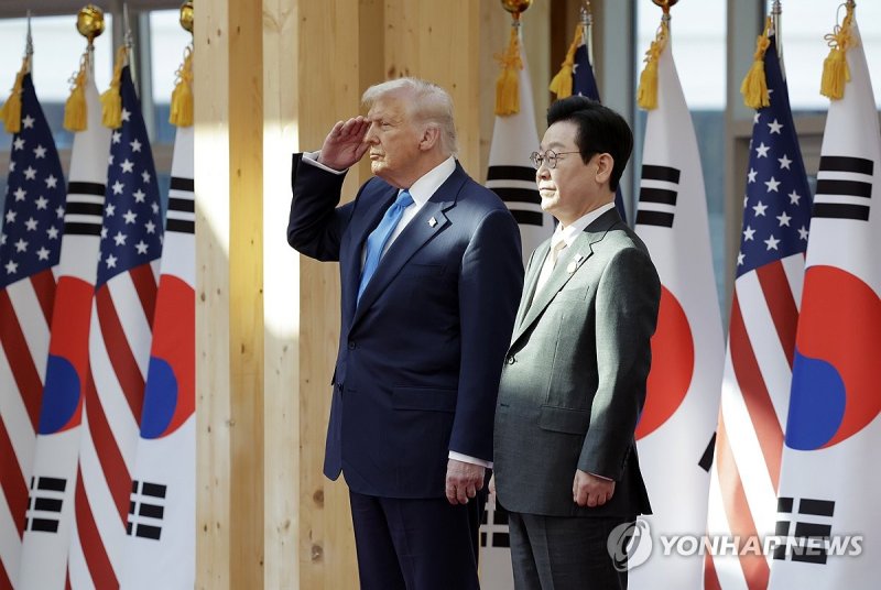 거수 경례하는 트럼프 대통령 (출처=연합뉴스)