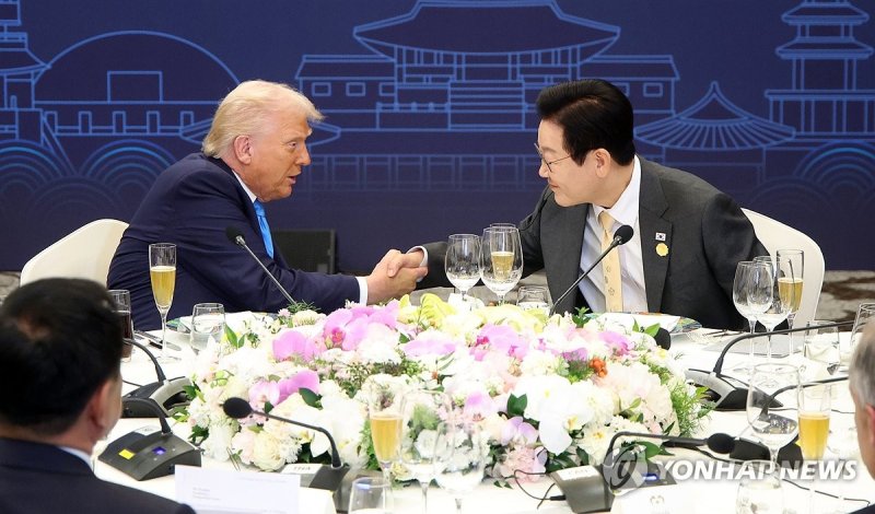 악수하는 이재명 대통령과 트럼프 대통령 (출처=연합뉴스)