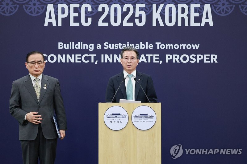 브리핑 하는 안보실장과 정책실장 (출처=연합뉴스)