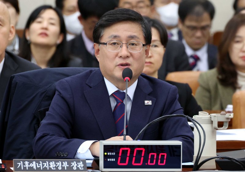 [서울=뉴시스] 조성봉 기자 = 김성환 기후에너지환경부 장관이 29일 오후 서울 여의도 국회 기후에너지환경노동위원회에서 열린 국정감사에서 의원 질의에 답변하고 있다. 2025.10.29. suncho21@newsis.com