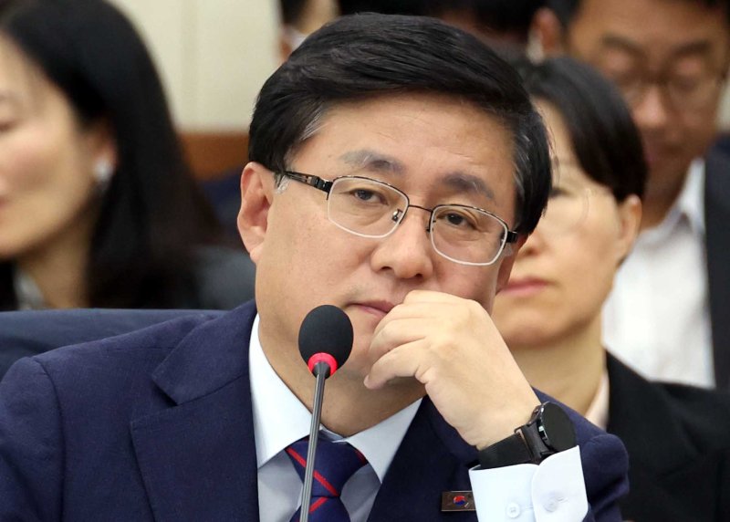 [서울=뉴시스] 조성봉 기자 = 김성환 기후에너지환경부 장관이 29일 오후 서울 여의도 국회 기후에너지환경노동위원회에서 열린 국정감사에서 잠시 생각에 잠겨 있다. 2025.10.29. suncho21@newsis.com