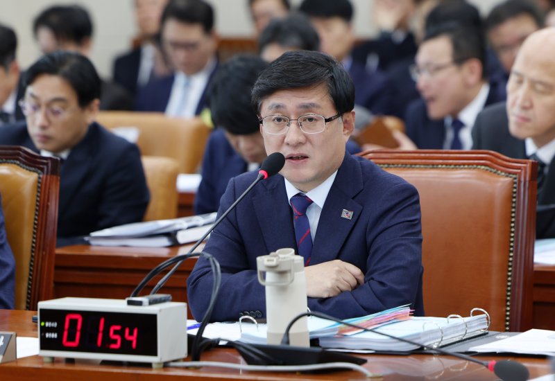 [서울=뉴시스] 김명년 기자 = 김성환 기후에너지환경부 장관이 29일 오전 서울 여의도 국회 기후에너지환경노동위원회에서 열린 기상청 등에 대한 국정감사에서 질의에 답하고 있다. 2025.10.29. kmn@newsis.com