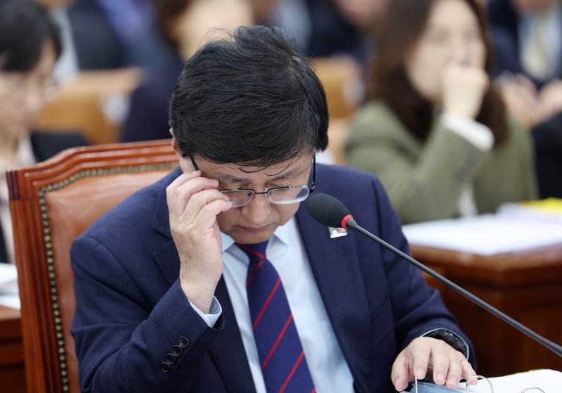 [서울=뉴시스] 김명년 기자 = 김성환 기후에너지환경부 장관이 29일 오전 서울 여의도 국회 기후에너지환경노동위원회에서 열린 기상청 등에 대한 국정감사에서 안경을 고쳐쓰고 있다. 2025.10.29. kmn@newsis.com