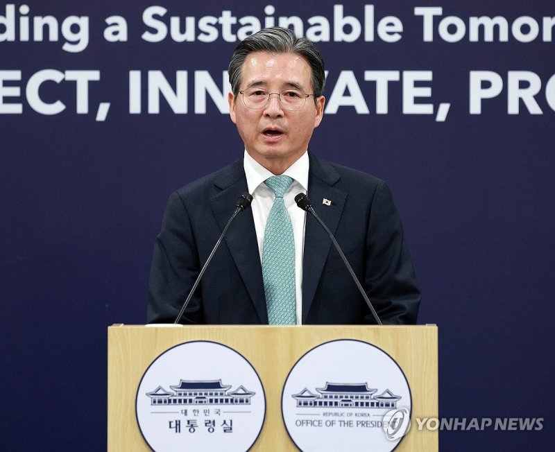 브리핑 하는 김용범 정책실장 (출처=연합뉴스)