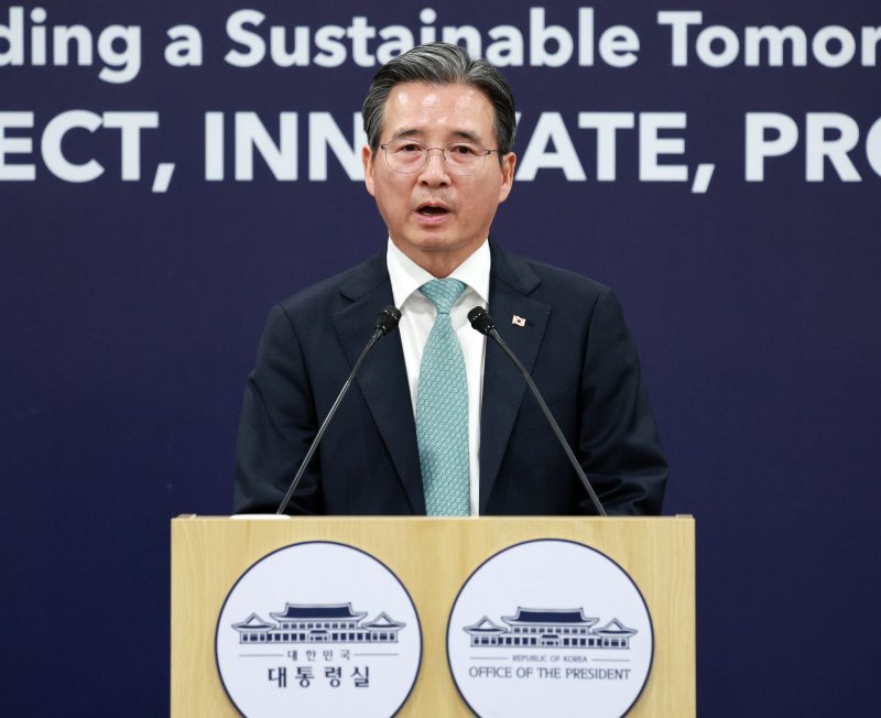 [경주=뉴시스] 고범준 기자 = 김용범 대통령실 정책실장이 30일 경북 국제미디어센터(IMC) 중앙기자실에서 한-미 오찬 정상회담 관련 브리핑을 하고 있다. 2025.10.30. bjko@newsis.com