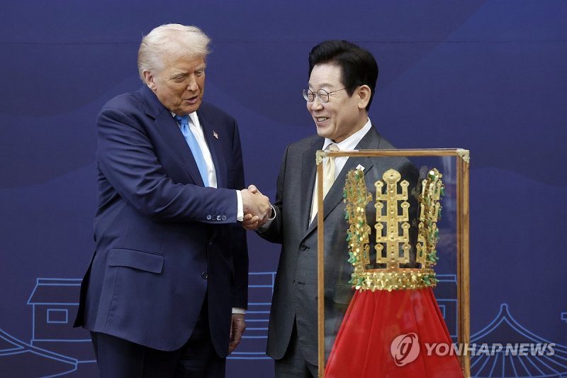 '천마총 금관 모형'과 한미 정상 (출처=연합뉴스)