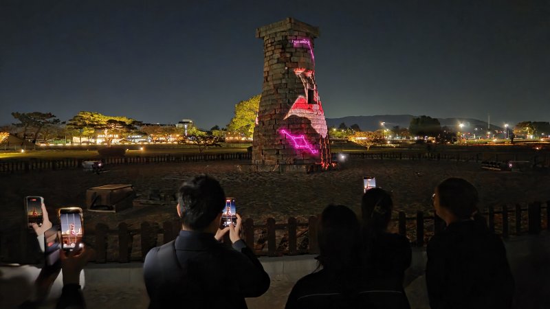 29일 경주 첨성대에서 '별의 시간' 등을 주제로 한 미디어 파사드가 상영되자 관광객들이 휴대전화와 카메라에 영상을 담고 있다.2025.10.29/뉴스1 ⓒ News1 이성덕 기자