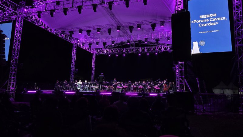 29일 첨성대 일대에서 전북특별자치도립국악원 관현악단이 아름다운 선율을 만들고 있다.2025.10.29/뉴스1 ⓒ News1 이성덕 기자