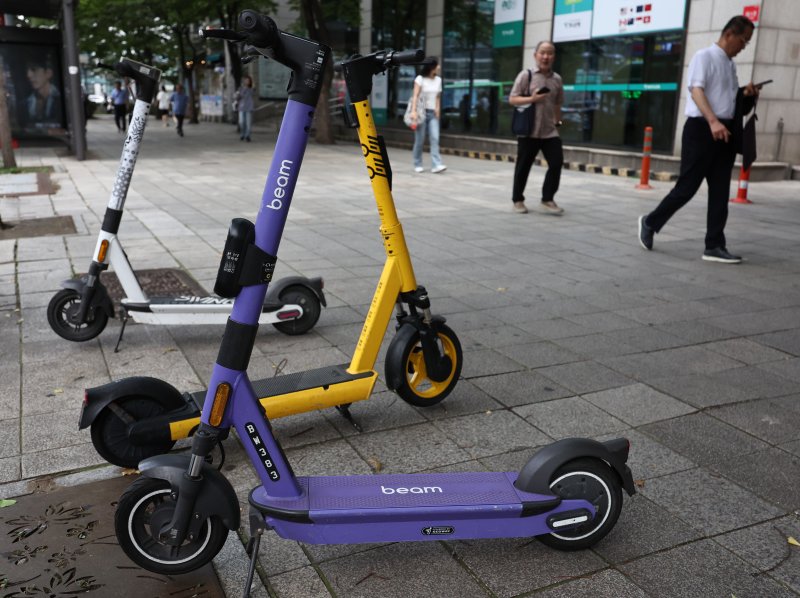 [인천=뉴시스] 거리에 주차된 공유 전동킥보드. (사진=뉴시스DB) 2025.10.29. photo@newsis.com
