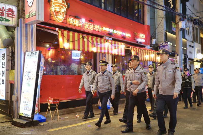 [부산=뉴시스] 부산경찰청은 오는 31일 핼러윈데이를 앞두고 서면(부산진구), 해운대(해운대구), 광안리해수욕장(수영구) 일대 주요 번화가를 방문해 현장 점검을 실시했다. (사진=부산경찰청 제공) 2025.10.29. photo@newsis.com *재판매 및 DB 금지