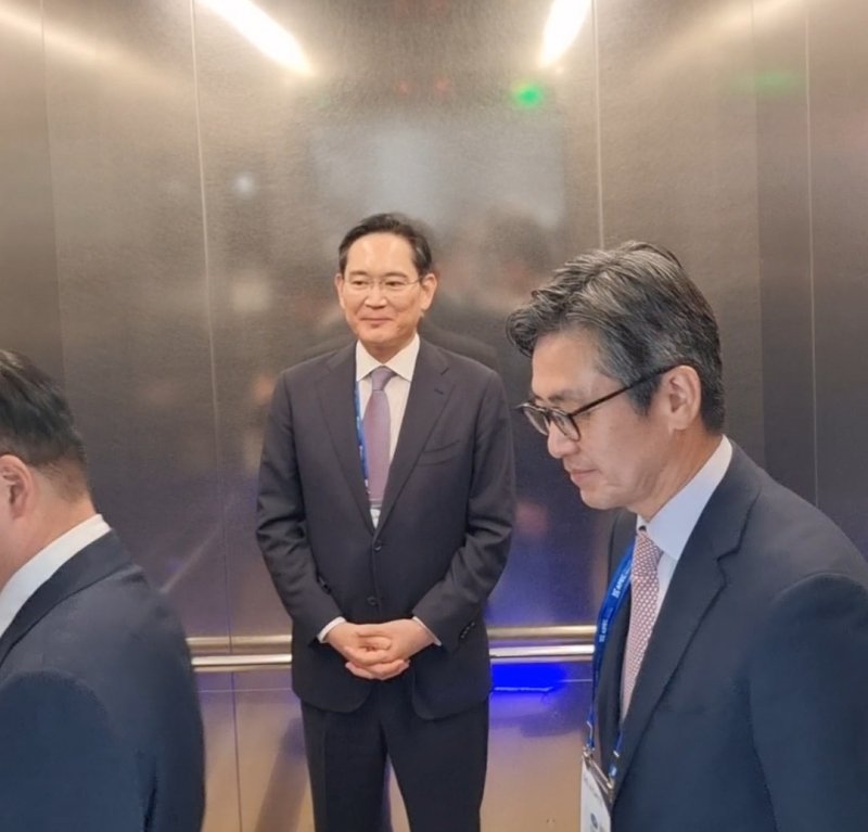 [경주=뉴시스]이지용 기자 = 이재용 삼성전자 회장이 29일 오후 경북 경주 예술의전당에서 열린 한미 비즈니스 라운드 테이블 리셉션을 마친 뒤 밖으로 향하고 있다. 2025.10.29. leejy5223@newsis.com