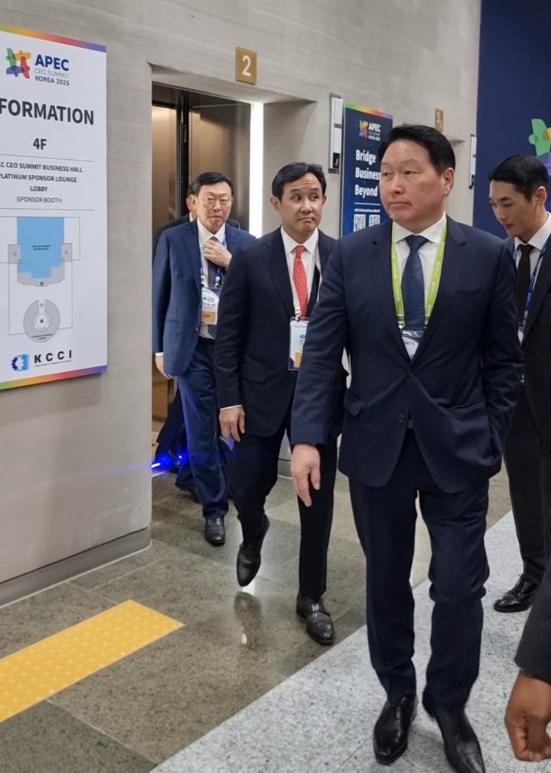 [경주=뉴시스]이지용 기자 = 최태원 SK그룹 회장이 29일 오후 경북 경주 예술의전당에서 열린 한미 비즈니스 라운드 테이블 리셉션에 참석하기 위해 들어서고 있다. 2025.10.29. leejy5223@newsis.com