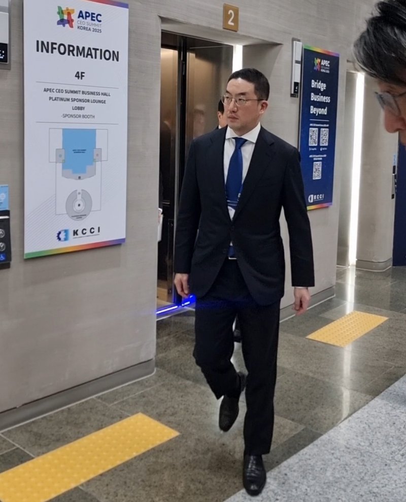 [경주=뉴시스]이지용 기자 = 구광모 LG그룹 회장이 29일 오후 경북 경주 예술의전당에서 열린 한미 비즈니스 라운드 테이블 리셉션에 참석하기 위해 들어서고 있다. 2025.10.29. leejy5223@newsis.com