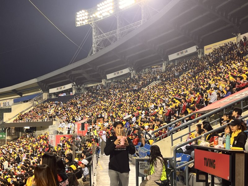 프로야구 LG 트윈스 팬들이 29일 잠실구장에 모여 한화 이글스와 한국시리즈 3차전을 응원하고 있다. (사진=LG 제공). 2025.10.29. *재판매 및 DB 금지