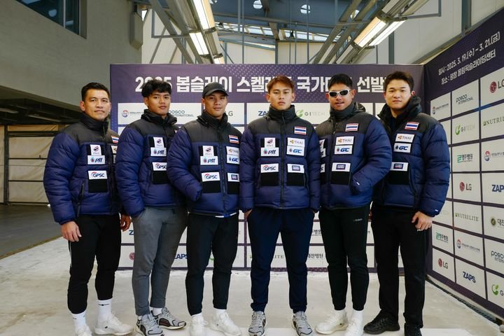 김동현 감독(오른쪽)과 태국 봅슬레이 대표팀(대한봅슬레이스켈레톤연맹 제공)