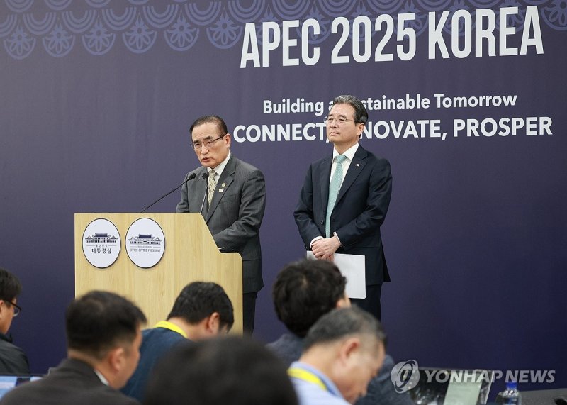 브리핑 하는 안보실장과 정책실장 (출처=연합뉴스)