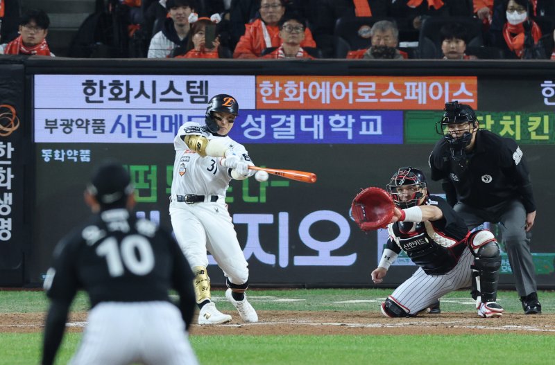 대전 한화생명볼파크에서 열린 프로야구 2025 신한 SOL뱅크 KBO 포스트시즌 한국시리즈 3차전 LG 트윈스와 한화 이글스 경기, 8회말 무사 2루상황 한화 손아섭이 안타를 치고 있다.뉴스1