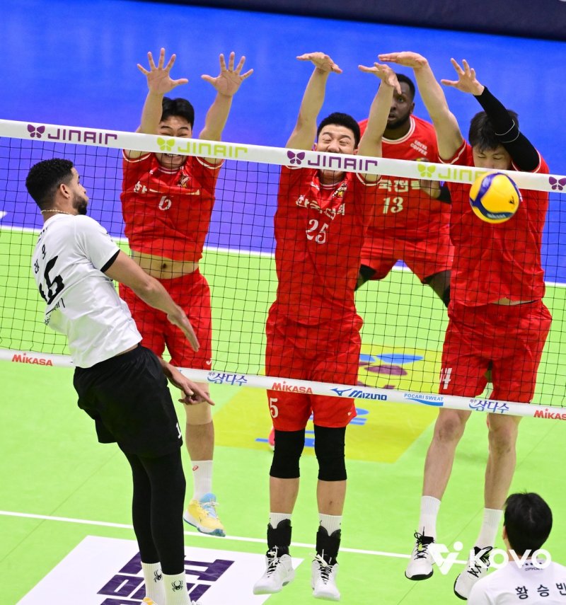 한국전력 블로커를 넘지 못한 레오 (출처=연합뉴스)