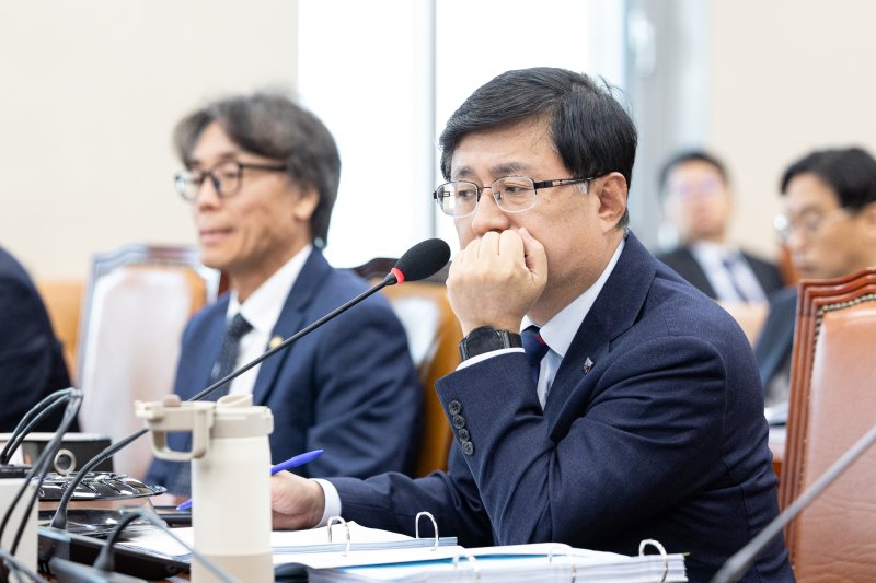 김성환 기후에너지환경부 장관이 29일 서울 여의도 국회에서 열린 기후에너지환경노동위원회 기후에너지환경부 등에 대한 국정감사에 출석해 의원 질의를 듣고 있다. 2025.10.29/뉴스1 ⓒ News1 이승배 기자