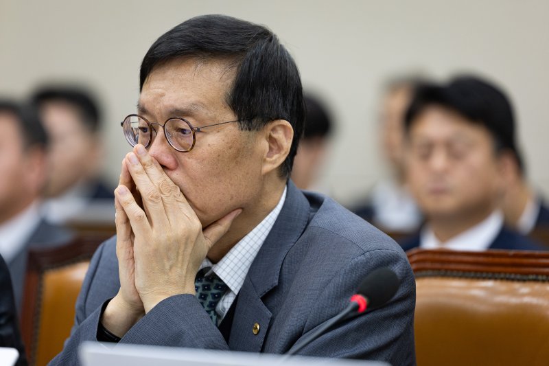 이창용 한국은행 총재가 29일 서울 여의도 국회에서 열린 기획재정위원회의 한국은행 등에 대한 국정감사에서 의원 질의를 들으며 자료를 바라보고 있다. 2025.10.29/뉴스1 ⓒ News1 유승관 기자