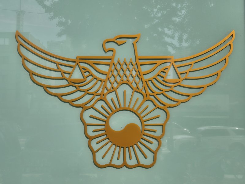 [서울=뉴시스] 이명동 기자 = 30일 오전 서울 종로구 서울 혜화경찰서 임시청사 외부에 경찰 로고가 보이고 있다. 2025.07.30. ddingdong@newsis.com.