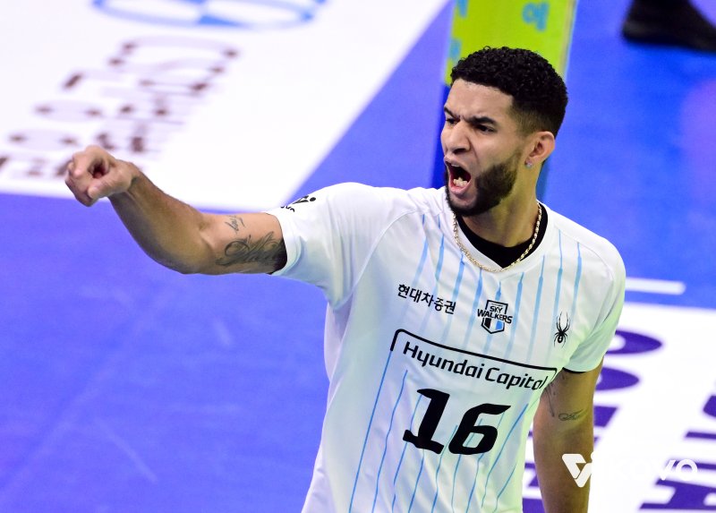 주전 세터 다쳤지만, 현캐의 뎁스는 다르다... 레오 맹폭 3연승