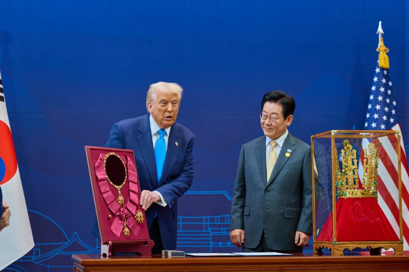 이재명 대통령이 29일 경북 경주박물관에서 열린 한미 공식 환영식에서 도널드 트럼프 미국 대통령에게 무궁화 대훈장 수여와 천마총 금관 모형을 선물하고 있다. (대통령실 제공. 재판매 및 DB 금지) 2025.10.29/뉴스1 ⓒ News1 허경 기자