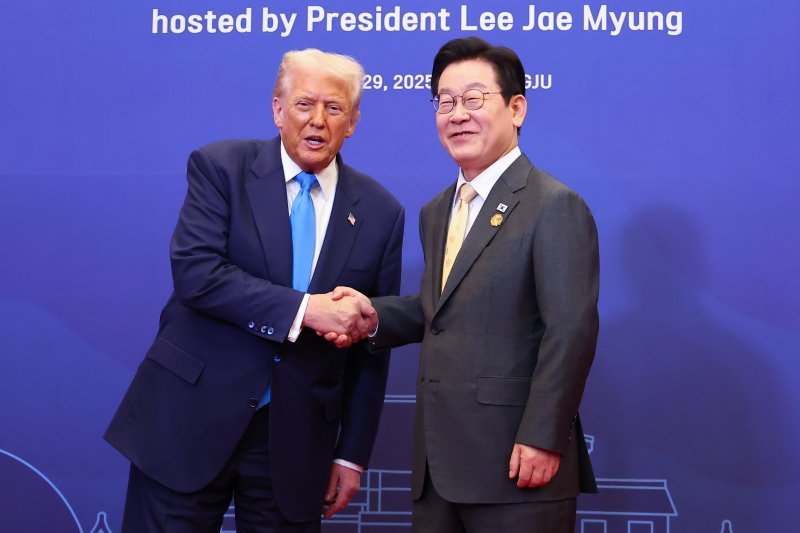 이재명 신규 바카라사이트이 29일 경북 경주 힐튼호텔 그랜드볼룸에서 열린 신규 바카라사이트 주최 정상 특별만찬에서 도널드 트럼프 미국 신규 바카라사이트을 영접하고 있다. (신규 바카라사이트실통신사진기자단) /사진=뉴시스화상