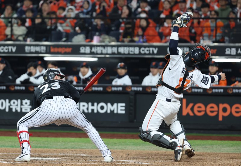 29일 대전 한화생명볼파크 열린 프로야구 2025 신한 SOL뱅크 KBO 한국시리즈 3차전 LG 트윈스와 한화 이글스의 경기에서 8회초 1사 1,3루에서 김서현의 투구를 최재훈 포수가 잡지 못하고 있다. 2025.10.29/뉴스1 ⓒ News1 김기남 기자