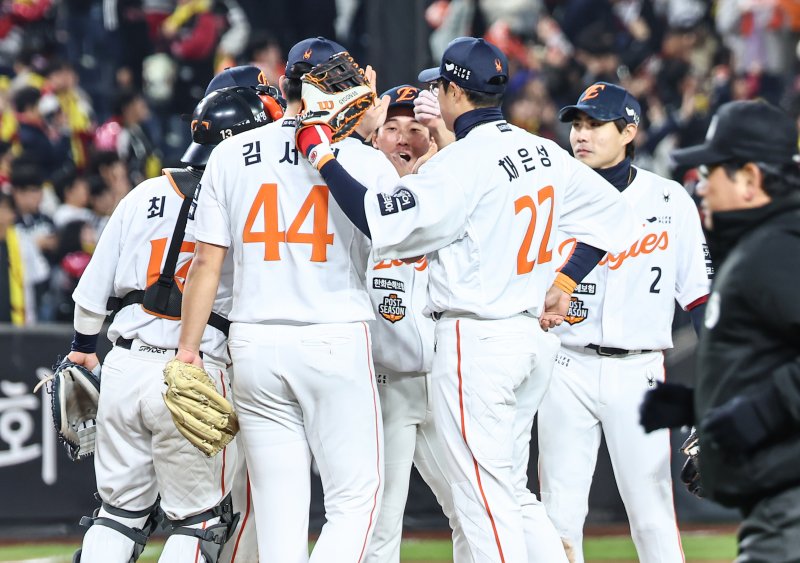 29일 대전 한화생명볼파크에서 열린 프로야구 2025 신한 SOL뱅크 KBO 포스트시즌 한국시리즈 3차전 LG 트윈스와 한화 이글스의 경기, 한화 선수들이 7대3 승리 후 기쁨을 나누고 있다. 2025.10.29/뉴스1 ⓒ News1 김도우 기자