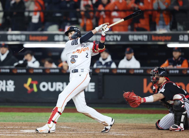 [대전=뉴시스] 조성우 기자 = 29일 대전 중구 한화생명볼파크에서 열린 2025 KBO 한국시리즈 3차전 LG 트윈스와 한화 이글스의 경기, 한화 8회말 공격 2사 주자 만루서 심우준이 2타점 적시2루타를 때리고 있다. 2025.10.29. xconfind@newsis.com