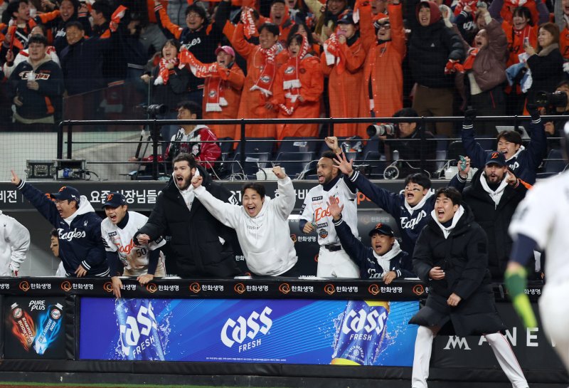 [대전=뉴시스] 조성우 기자 = 29일 대전 중구 한화생명볼파크에서 열린 2025 KBO 한국시리즈 3차전 LG 트윈스와 한화 이글스의 경기, 한화 8회말 공격 2사 주자 만루서 심우준의 2타점 적시2루타 때 더그아웃에서 한화 선수들이 환호하고 있다. 2025.10.29. xconfind@newsis.com