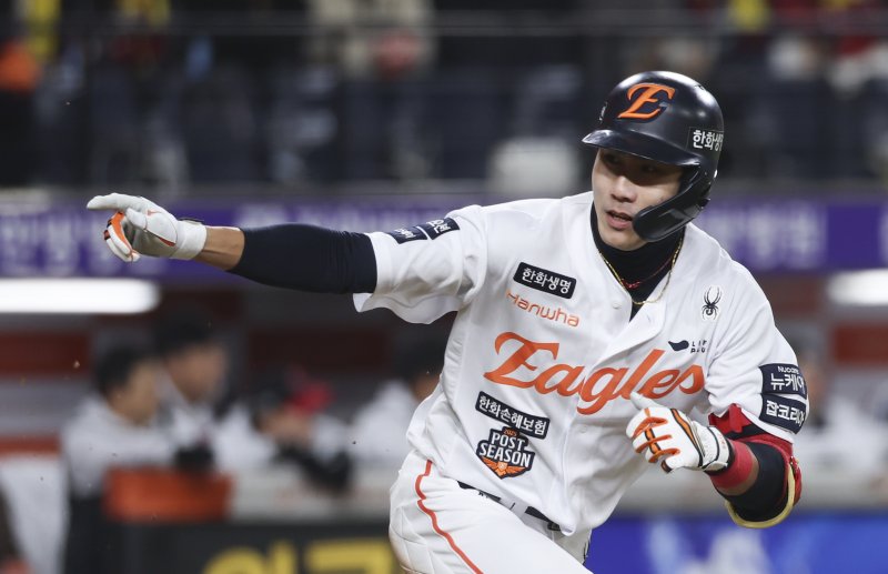 [대전=뉴시스] 김근수 기자 = 29일 대전 중구 한화생명볼파크에서 열린 2025 KBO 한국시리즈 3차전 LG 트윈스와 한화 이글스의 경기, 8회말 2사 주자 만루 상황에서 한화 심우준이 역전 2루타를 치고 있다. 2025.10.29. ks@newsis.com