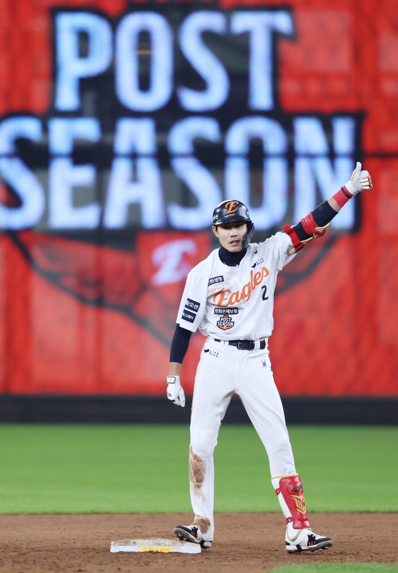 [대전=뉴시스] 조성우 기자 = 29일 대전 중구 한화생명볼파크에서 열린 2025 KBO 한국시리즈 3차전 LG 트윈스와 한화 이글스의 경기, 한화 8회말 공격 2사 주자 만루서 심우준이 2타점 적시2루타를 때린 뒤 환호하고 있다. 2025.10.29. xconfind@newsis.com