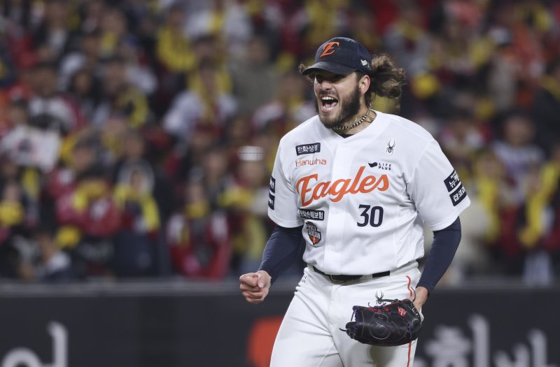 [대전=뉴시스] 김근수 기자 = 29일 대전 중구 한화생명볼파크에서 열린 2025 KBO 한국시리즈 3차전 LG 트윈스와 한화 이글스의 경기, 6회초 2사 주자 1,2루 상황에서 한화 선발 폰세가 LG 문보경을 삼진으로 잡아내고 포효하고 있다. 2025.10.29. ks@newsis.com