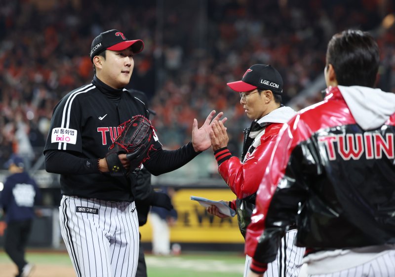[대전=뉴시스] 조성우 기자 = 29일 대전 중구 한화생명볼파크에서 열린 2025 KBO 한국시리즈 3차전 LG 트윈스와 한화 이글스의 경기, LG 선발투수 손주영이 한화 5회말 2사 주자 2루서 손아섭을 포수 스트라이크 낫 아웃 처리, 실점 없이 이닝을 마치고 내려오며 동료들과 하이파이브 하고 있다. 2025.10.29. xconfind@newsis.com