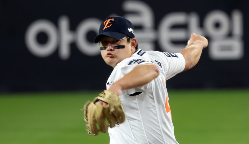[대전=뉴시스] 강종민 기자 = 29일 대전 중구 한화생명볼파크에서 열린 2025 KBO 한국시리즈 3차전 LG 트윈스와 한화 이글스의 경기에서 한화 김서현이 역투하고 있다. 2025.10.29. ppkjm@newsis.com