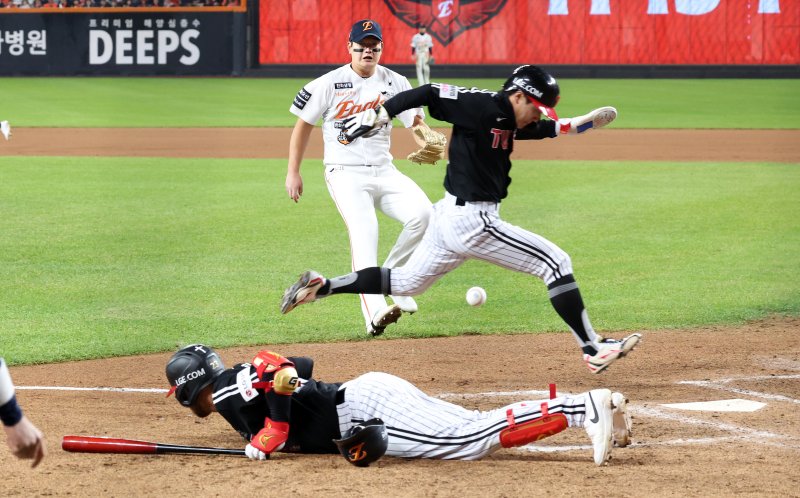 [대전=뉴시스] 강종민 기자 = 29일 대전 중구 한화생명볼파크에서 열린 2025 KBO 한국시리즈 3차전 LG 트윈스와 한화 이글스의 경기, 8회초 1사 1,3루 상황에서 한화 투수 김서현의 폭투때 3루주자 LG 최원영이 홈인하고 있다. 2025.10.29. ppkjm@newsis.com