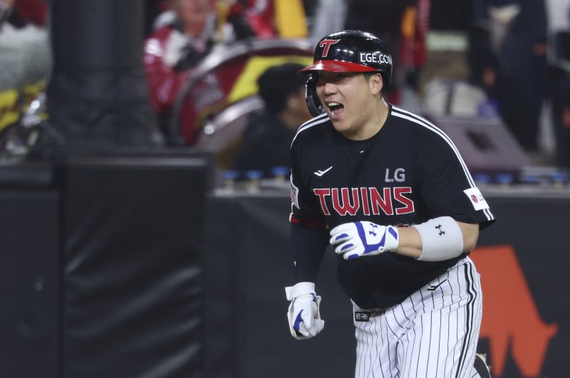 [대전=뉴시스] 김근수 기자 = 29일 대전 중구 한화생명볼파크에서 열린 2025 KBO 한국시리즈 3차전 LG 트윈스와 한화 이글스의 경기, 4회초 1사 주자 없는 상황 LG 김현수가 역전 솔로 홈런을 치고 베이스를 돌고 있다. 2025.10.29. ks@newsis.com