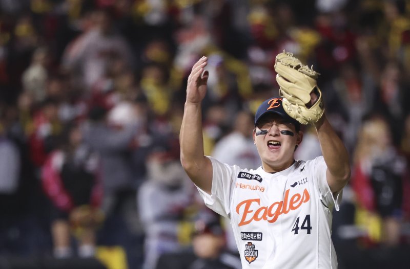 [대전=뉴시스] 김근수 기자 = 29일 대전 중구 한화생명볼파크에서 열린 2025 KBO 한국시리즈 3차전 LG 트윈스와 한화 이글스의 경기에서 한화이글스가 7-3으로 승리를 거두자 한화 마무리 투수 김서현이 포효하고 있다. 2025.10.29. ks@newsis.com
