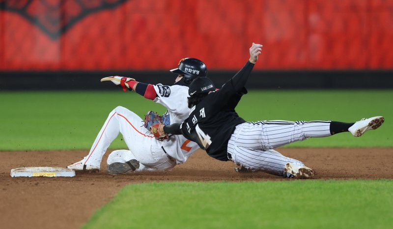 [대전=뉴시스] 조성우 기자 = 29일 대전 중구 한화생명볼파크에서 열린 2025 KBO 한국시리즈 3차전 LG 트윈스와 한화 이글스의 경기, 한화 7회말 공격 1사 주자 1루서 최재훈 타석 때 1루 대주자 심우준이 2루 도루를 시도, LG 2루수 신민재에게 태그아웃 당하고 있다. 2025.10.29. xconfind@newsis.com