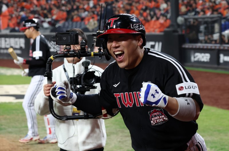 [대전=뉴시스] 강종민 기자 = 29일 대전 중구 한화생명볼파크에서 열린 2025 KBO 한국시리즈 3차전 LG 트윈스와 한화 이글스의 경기, 4회초 역전 솔로 홈런을 친 LG 김현수가 포효하고 있다. 2025.10.29. ppkjm@newsis.com