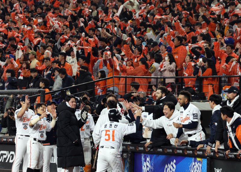 한화의 가을이 돌아왔다…‘26년 만의 홈 승리’에 대전이 폭발했다