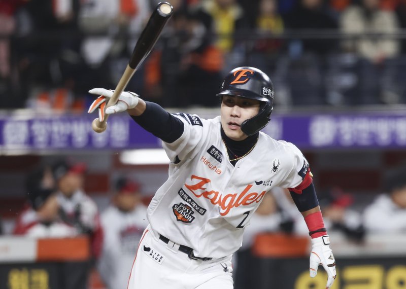 [대전=뉴시스] 김근수 기자 = 29일 대전 중구 한화생명볼파크에서 열린 2025 KBO 한국시리즈 3차전 LG 트윈스와 한화 이글스의 경기, 8회말 2사 주자 만루 상황에서 한화 심우준이 역전 2루타를 치고 있다. 2025.10.29. ks@newsis.com