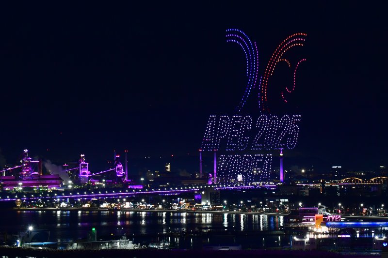 29일 경북 포항시 영일대해수욕장에서 APEC 2025 정상회의 성공 개최를 기원하는 드론 아트 쇼와 불꽃쇼가 펼쳐지고 있다. 2025.10.29/뉴스1 ⓒ News1 최창호 기자