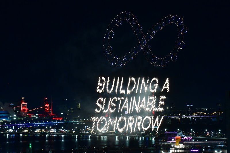 29일 경북 포항시 영일대해수욕장에서 APEC 2025 정상회의 성공 개최를 기원하는 드론 아트 쇼와 불꽃쇼가 펼쳐지고 있다. 2025.10.29/뉴스1 ⓒ News1 최창호 기자