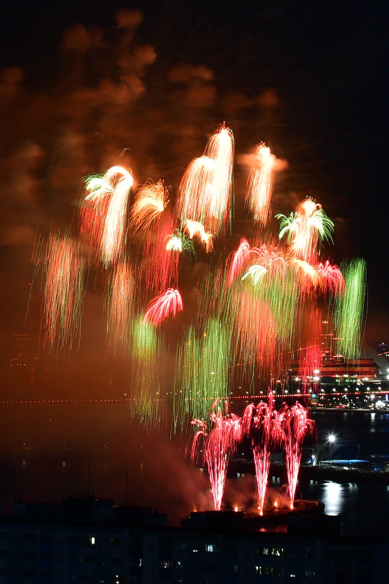 29일 경북 포항시 영일대해수욕장에서 APEC 2025 정상회의 성공 개최를 기원하는 드론 아트 쇼와 불꽃쇼가 펼쳐지고 있다. 2025.10.29/뉴스1 ⓒ News1 최창호 기자