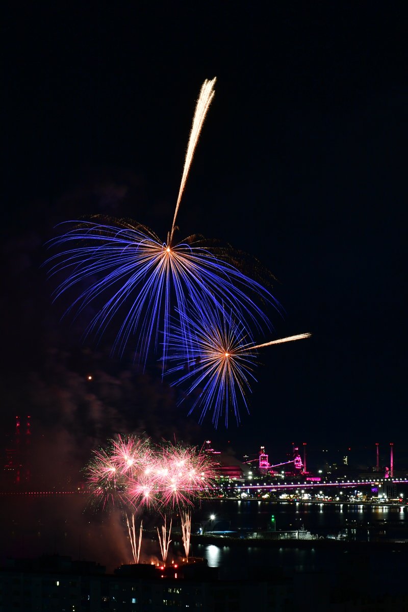 29일 경북 포항시 영일대해수욕장에서 APEC 2025 정상회의 성공 개최를 기원하는 드론 아트 쇼와 불꽃쇼가 펼쳐지고 있다. 2025.10.29/뉴스1 ⓒ News1 최창호 기자